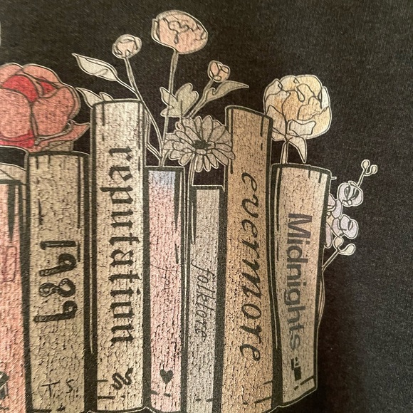 Plus Size Women’s Dark Gray Sweatshirt with Book Graphic size XL pre-owned - Picture 4 of 10